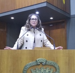 Vereadora na tribuna da Câmara