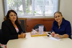 Vereadora Lourdes atendendo no gabinete, no dia 10/02/20