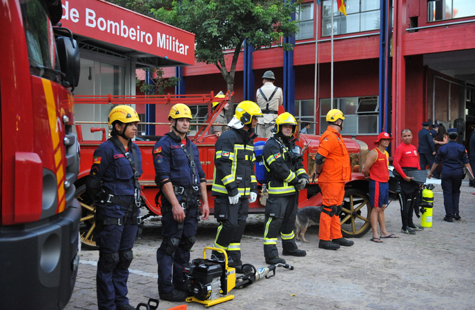 Vereadora Comandante Nádia representa a presidencia da Câmara Municipal de Porto Alegre na solenidade dos 125 anos do Corpo de Bombeiros Militares do RS.