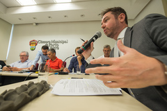 Comissão debate Projeto de Lei sobre taxação em aplicativos de transportes na capital. Com a fala, o assessor da PGM, Mateus Klein.