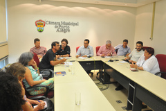 Reunião sobre posse dos diretores das escolas municipais e rotina escolar.