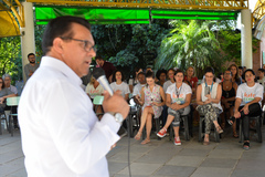 Visita à EMEF Neuza Goulart Brizola. Ao microfone, vereador Alvoni Medina.
