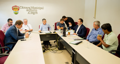 Reunião Ordinária da CCJ para prolatação de pareceres e discussões diversas. Presentes, da esquerda: Márcio Bins Ely, Cláudio Janta, Adeli Sell, Cássio Trogildo, Pablo Mendes Ribeiro, Ricardo Gomes, Mauro Pinheiro e Professor Tovi.