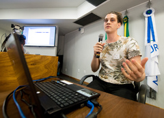 Comissão toma conhecimento do projeto desenvolvido pelo EMAV/UFRGS para comunidade Mato Sampaio, na Bom Jesus e ciência do Novo Mapa para compor o projeto PLCL 022/19 – PROC 0442/19 que “Declara como Área Especial de Interesse Social I – AEIS I – a área que especifica, localizada na Vila Mato Sampaio, criando nova Subunidade e alterando os limites das Subunidades adjacentes". Na foto, representando o EMAV, o estudante Igor Nicolini.