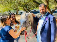 Atividade sensorial contou com a participação de animais da Equoterapia Paraíso. Na foto, o vereador Claudio Janta mostra o cavalo Geada.