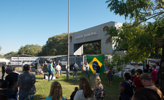 Manifestantes a favor da admissibilidade do pedido de impedimento do prefeito Nelson Marchezan e da abertura da economia protestam em frente à Câmara.