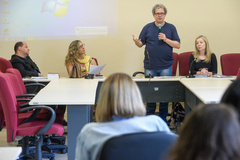 Alexandre Brito (de pé), com Barcellos, Sofia e Sandra (d)