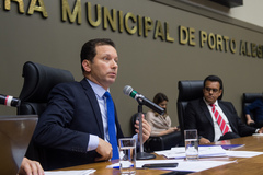Prefeito Marchezan (esq) e vereador Alvoni Medina, relator do processo na comissão