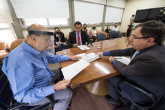 Pujol, Alvoni (ao fundo) e Sossmeier na entrega do relatório