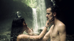 Carol Mendes e Ramon Ortiz equilibram bolas de cristal