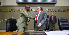 Major Gilson Alves (e) explicou que grupo faz buscas, salvamentos e resgates