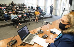 Vereadora Lourdes presidindo a sessão