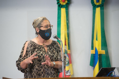 Vereadora Lourdes em sessão presencial Plenário Ana Terra com todos os cuidados de prevenção