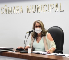 Lourdes Sprenger presidindo a Sessão de Instalação da nova Legislatura