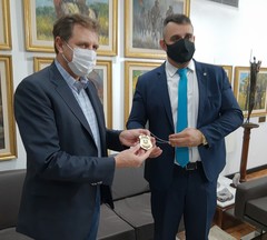 Bobadra presenteou presidente da Assembleia com distintivo da Polícia Penal