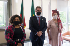Bruna Rodrigues (e), Márcio Bins Ely e Daiana Santos