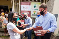 Moradora da Quinta do Portal recebe matrícula entregue por Bins Ely