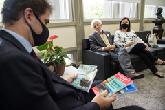 Antonio Soares e Lenora Schneider entregaram material sobre Bienal de Arte Sacra a Bins Ely