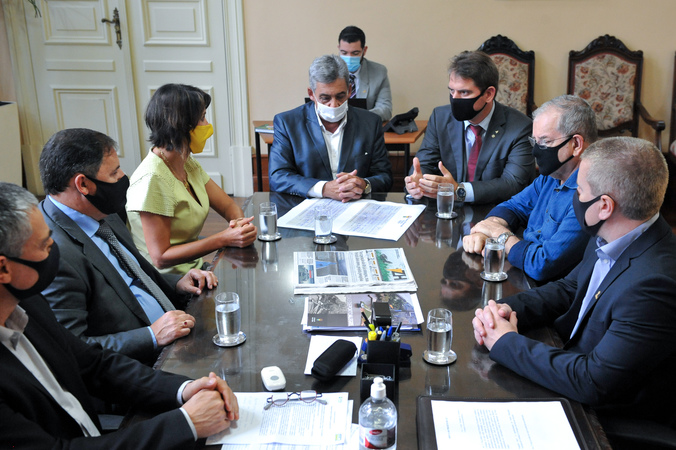 Presidente Márcio Bins Ely entrega ao Prefeito Sebastião Mello cheque de 7 milhões para o enfrentamento do coronavirus em Porto Alegre.