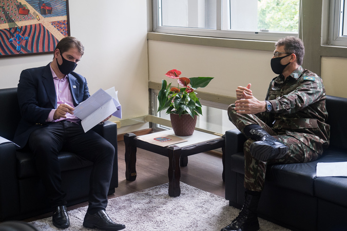 Presidente Márcio Bins Ely recebe Rubens Ricardo Barreto e o Comandante Major Luis Felipe Carret de Vasconcelos.