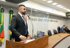 Vereador se pronunciou durante sessão plenária com a presença do secretário municipal da Saúde