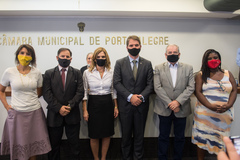 Vereadora Laura Sito (D) passa a integrar a Mesa Diretora juntamente com Comandante Nádia (E), Hamilton Sossmeier, Mônica Leal, Márcio Bins Ely e Idenir Cecchim 