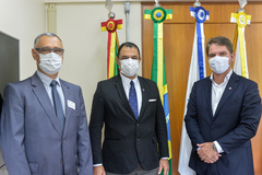 Pró-reitor (e) e reitor (c) estiveram em reunião com o vereador Márcio Bins Ely (d)