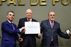  Vendruscolo (d) e Trogildo entregaram a distinção a Albrecht (c) 