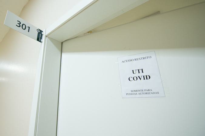 Presidente Márcio Bins Ely e prefeito Sebastião Melo visitam o hospital Vila Nova. Na foto, placa de UTI Covid. Coronavírus.
