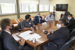 Bins Ely (esq.) recebeu nesta manhã representantes da área de Educação Física