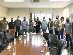 Presidente Márcio Bins Ely (documento em mãos) recebeu empresários e o vereador Pablo Melo (no canto, ao fundo)