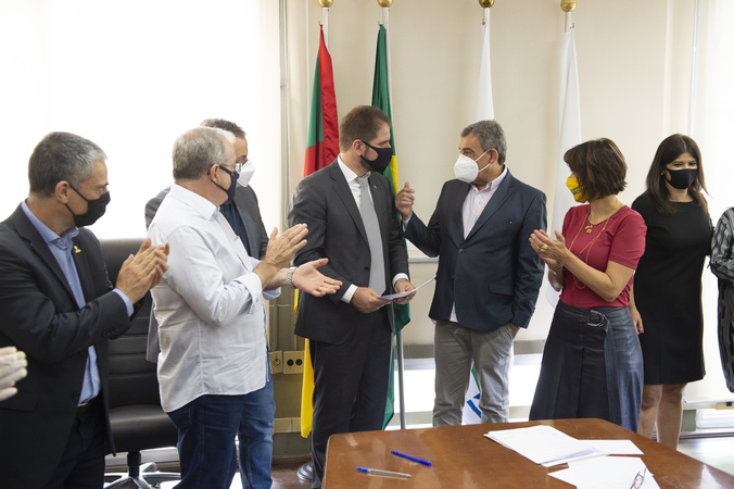 Prefeito Sebastião Melo, Presidente Marcio Bins Ely, secretários, vereadores e servidores celebram termo de colaboração entre a Escola de Gestão Pública e a Escola do Legislativo. Na oportunidade, o prefeito entregou documento retirando a urgência da Reforma da Previdência Municipal