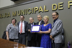 Vereador Nedel enrega a placa para Maria Cristina Franceschi
Foto de Guilherme Sampoio