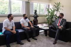 Diretores (esq.) explicaram que associação busca apoio para abrir uma sede própria na Capital 