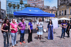 Sofia (c), Jussara e Fernanda (d) no ato realizado pela manhã