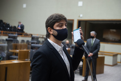 Movimentação de plenário. Veredaor Felipe Camozzato.