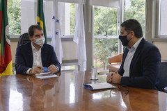 Márcio Bins Ely recebeu Luiz Fernando Muñoz (d)