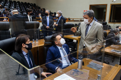 Moção foi proposta por Oliboni (sentado à esq.)