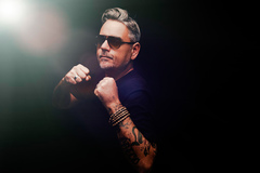 O artista mescla ritmos dançantes como samba, rock, soul e funk
