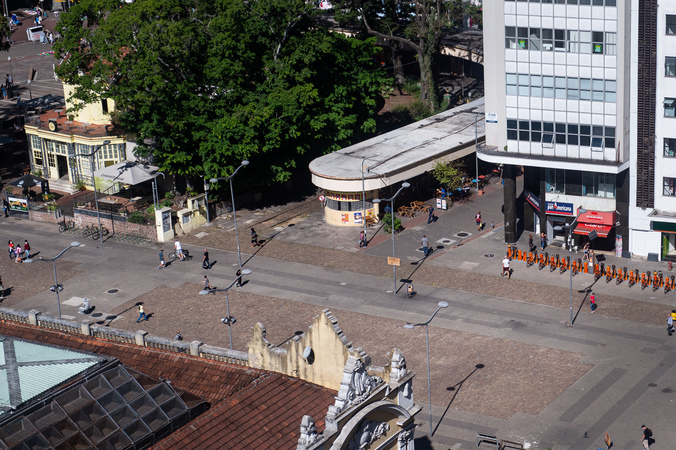 Largo Glênio Peres no centro de Porto Alegre. Ponto turístico. Mercado Público. Urbano. Cidade.