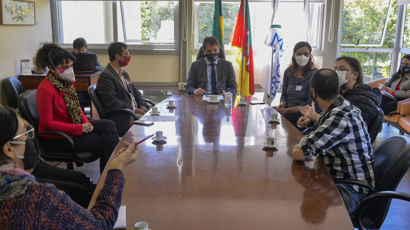 Presidente Marcio Bins Ely recebe a deputada estadual Sofia Cavedon, vereador Jonas Reis e representantes do setor cultural para tratar sobre Mostra de Artes Cênicas Glênio Peres.