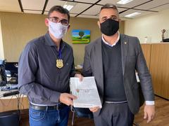Na ocasião, Bobadra presenteou Hauschild com o distintivo da Polícia Penal