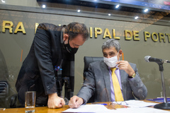 Melo esteve acompanhado do vice Ricardo Gomes (e) e comitiva de secretários