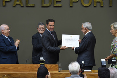 Valter Nagelstein (e) entrega diploma a Rui, que estava acompanhado da esposa Dóris