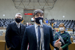 Vereadores Ramiro Rosário (PSDB), Felipe Camozzato (Novo, ao microfone) e Fernanda Barth (PRTB) são coautores do projeto