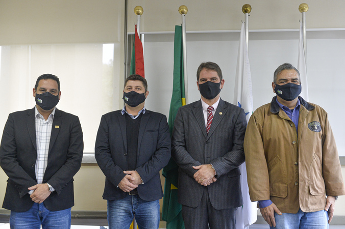 Presidente Márcio Bins Ely recebe o Presidente da Câmara de Vereadores de Passo Fundo, senhor Rafael Colussi, o diretor Ronaldo Oliveira e vereador Leandro Rosso.