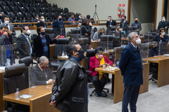 Votação ocorreu em sessão que teve formato híbrido, com vereadores presentes ao plenário e também de forma virtual