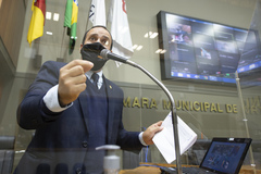 Sessão ordinária híbrida. Vereador Moises Barbosa na tribuna.