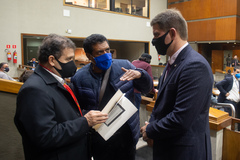 Presidente Márcio Bins Ely (dir.) com o deputado Pompeo de Mattos (esq.) e liderança do Simpa 