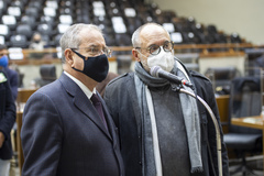Vereadores Idenir Cecchim (MDB) e Pedro Ruas (PSOL) na sessão de hoje